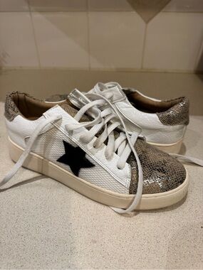 White Raven Women's White & Snake-Print Lace-Up Sneakers with black star